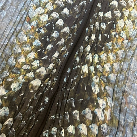 EUC Komarov Crinkle Stretch Tunic Top V Neck Dual Layer Blue Black Print - Picture 6 of 7